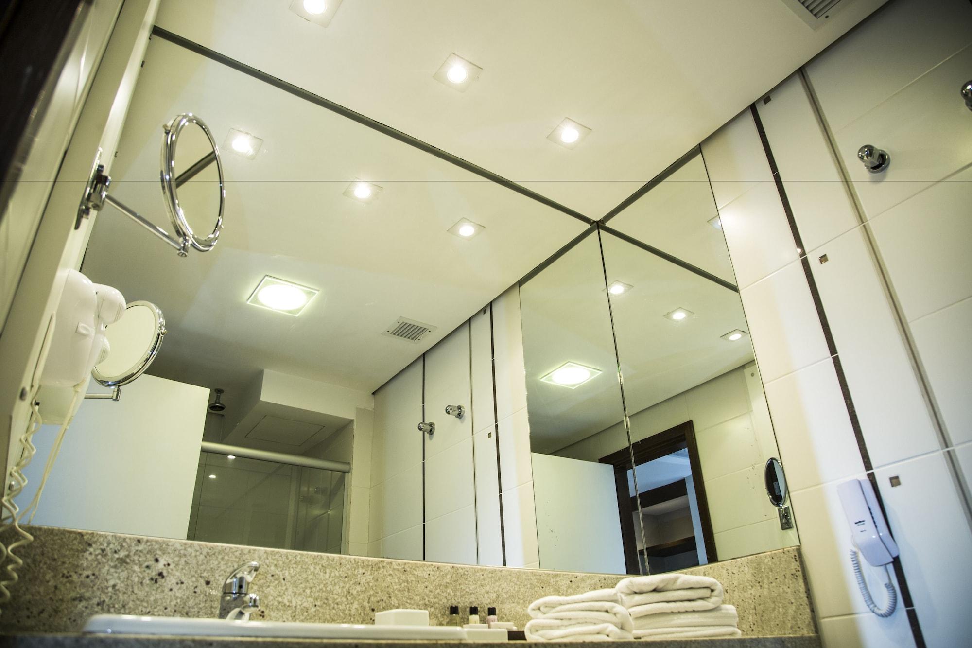 Parque Balneario Hotel Santos By Castelo Itaipava Екстериор снимка Bathroom mirrors