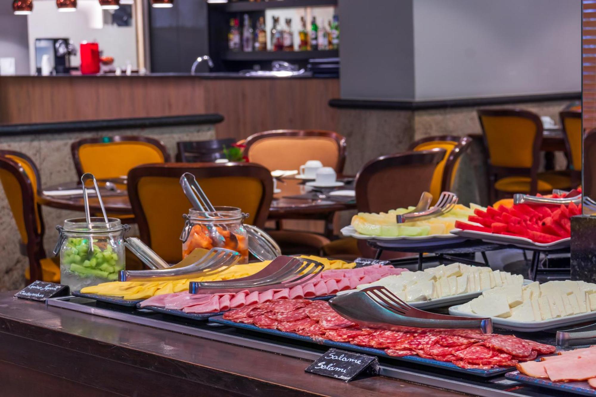 Parque Balneario Hotel Santos By Castelo Itaipava Екстериор снимка A buffet at a hotel