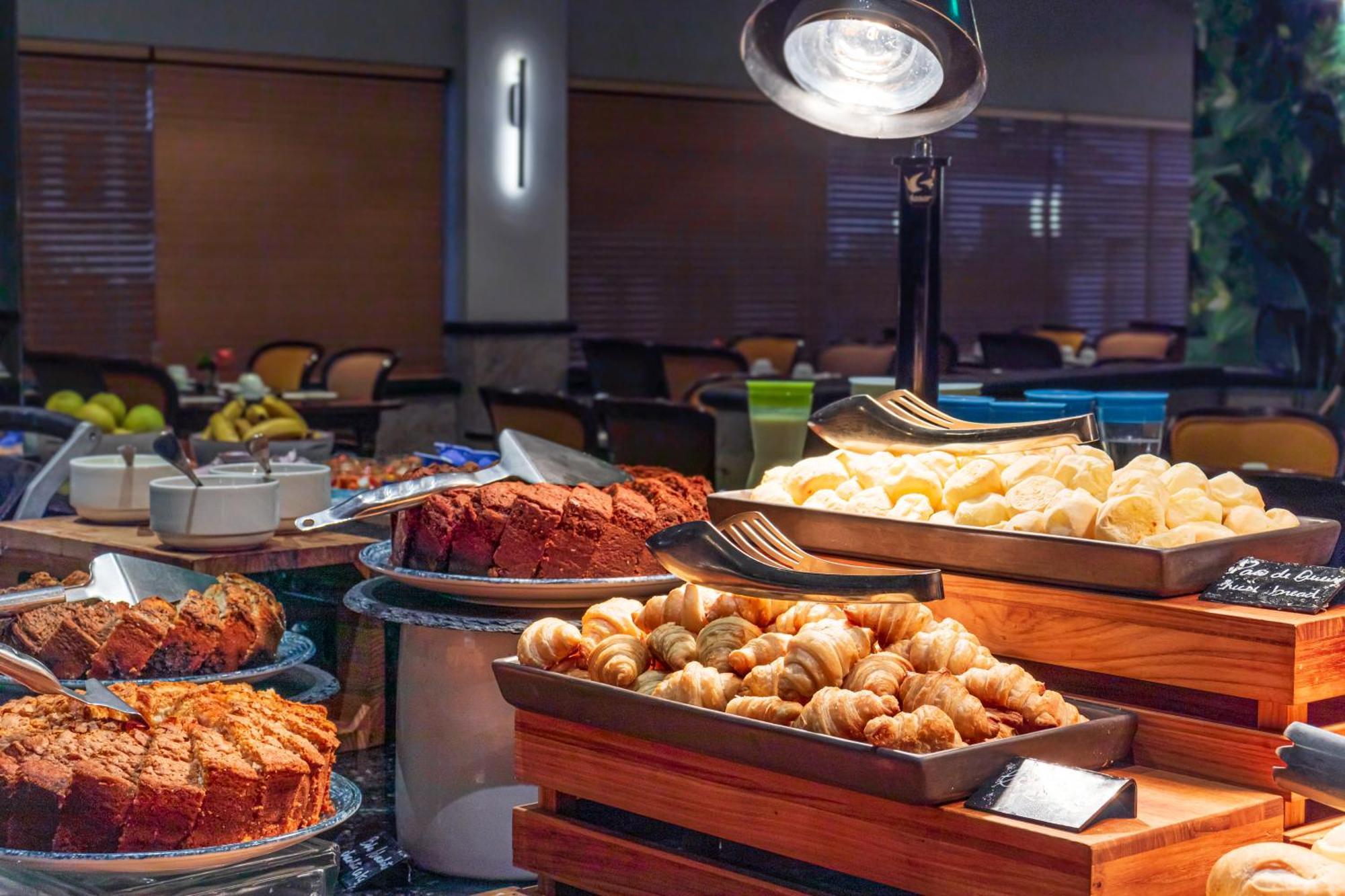 Parque Balneario Hotel Santos By Castelo Itaipava Екстериор снимка A buffet at a hotel